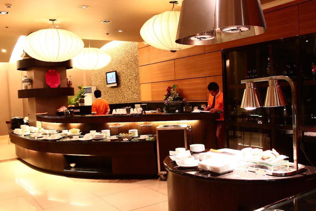 Iloilo Business Hotel Bagian luar foto