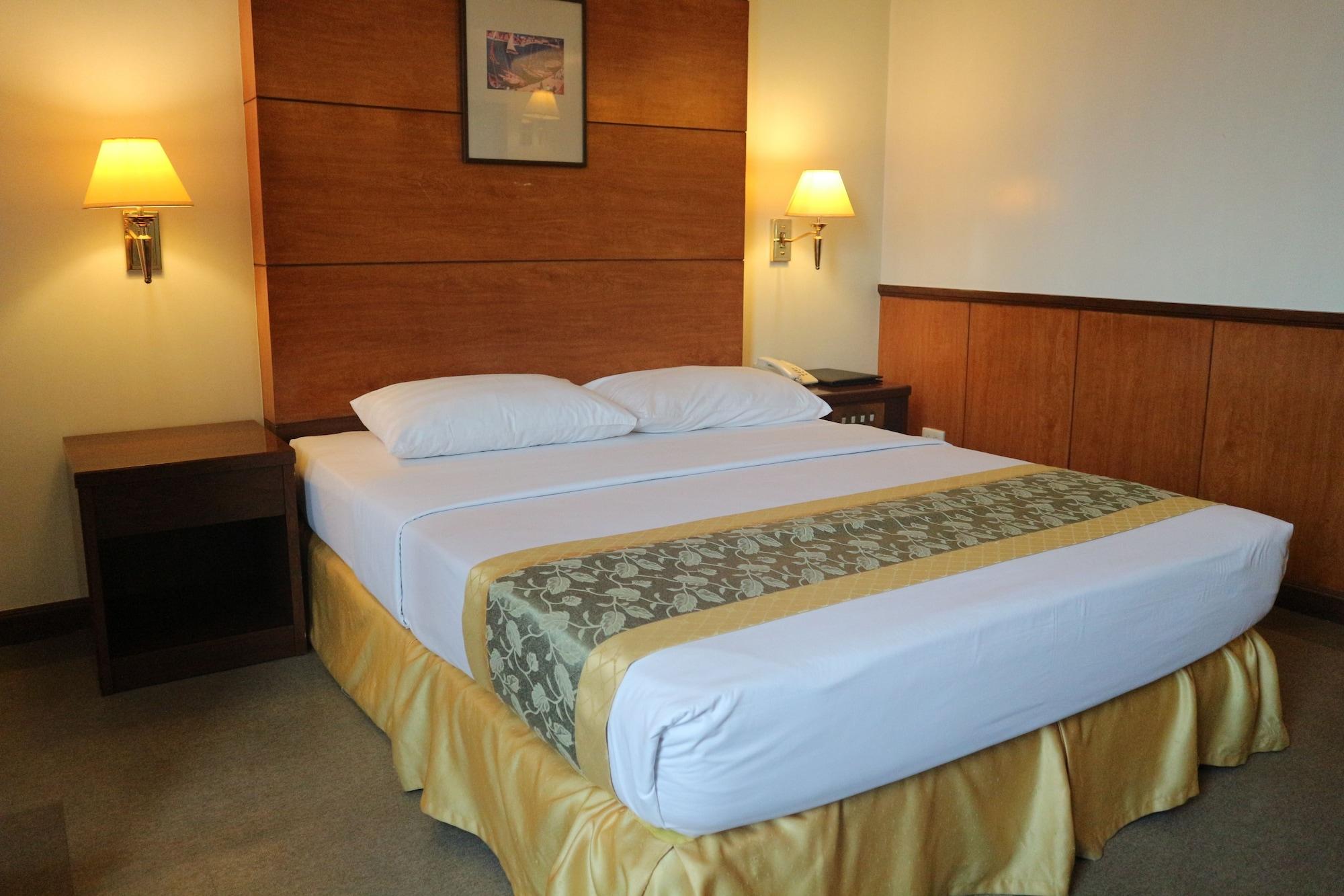 Iloilo Business Hotel Bagian luar foto
