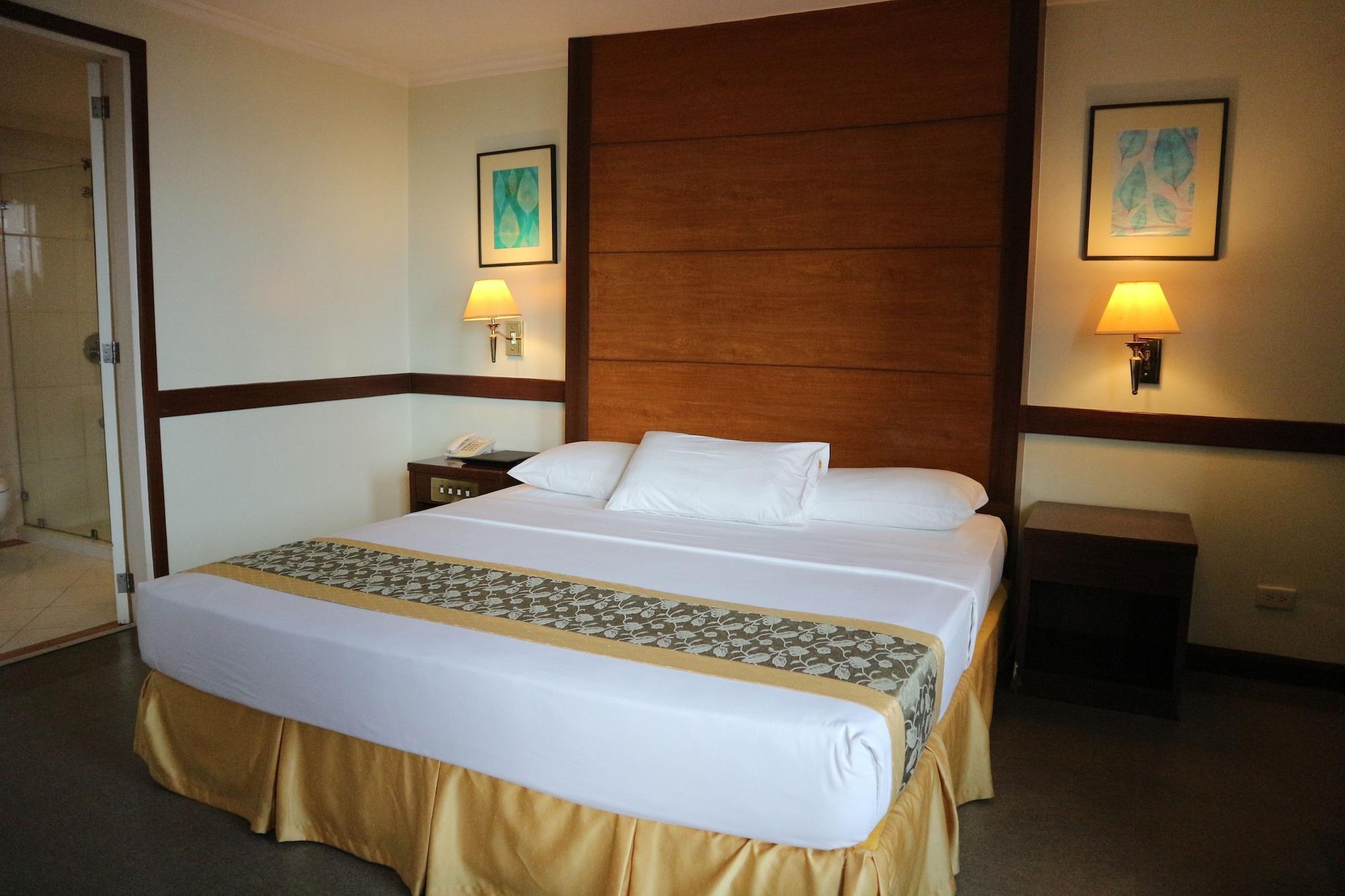 Iloilo Business Hotel Bagian luar foto
