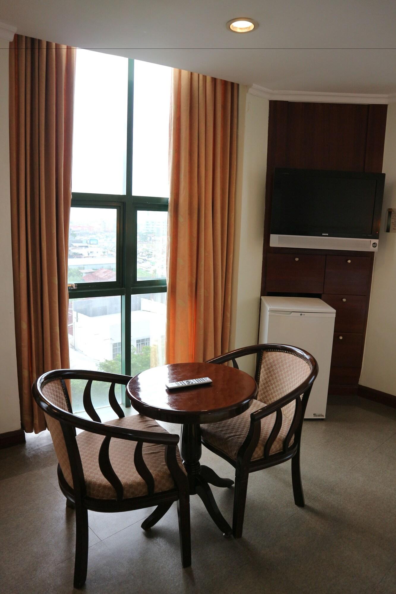 Iloilo Business Hotel Bagian luar foto