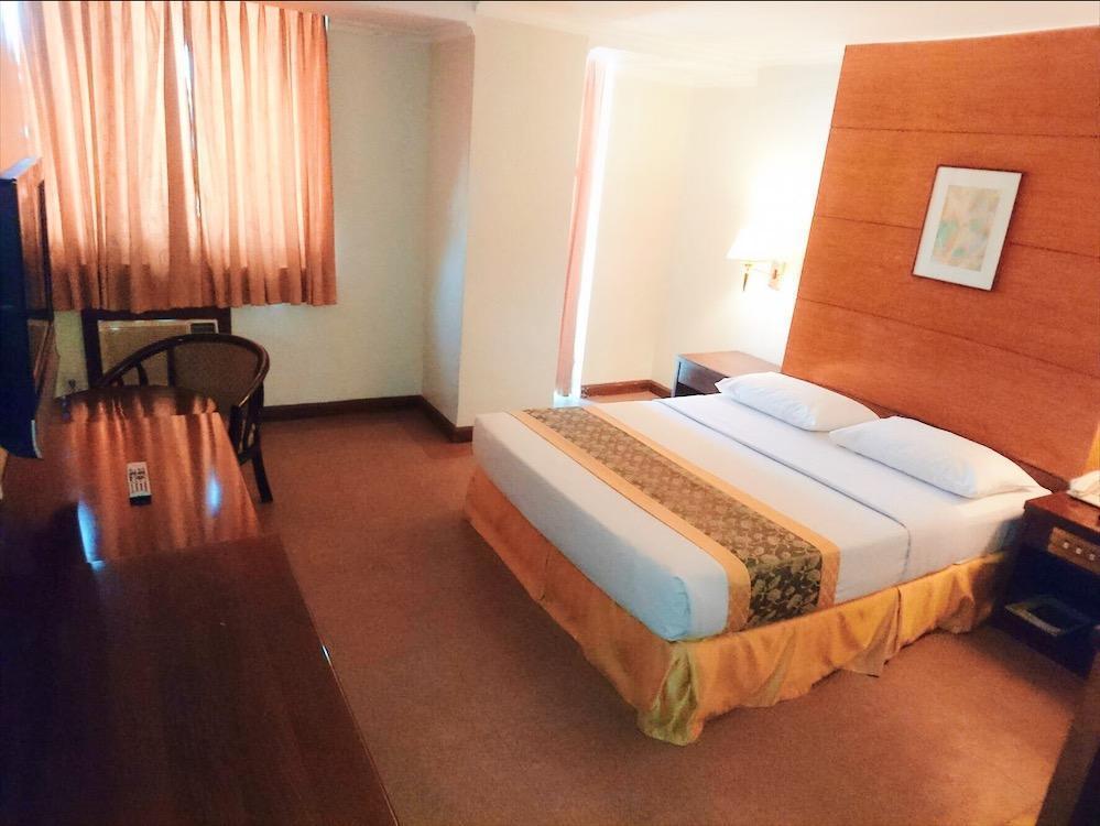 Iloilo Business Hotel Bagian luar foto