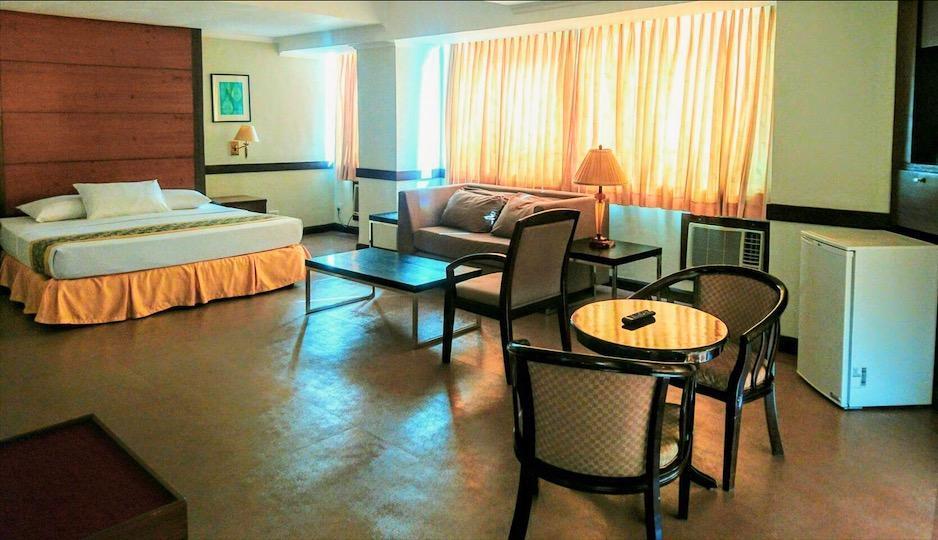Iloilo Business Hotel Bagian luar foto