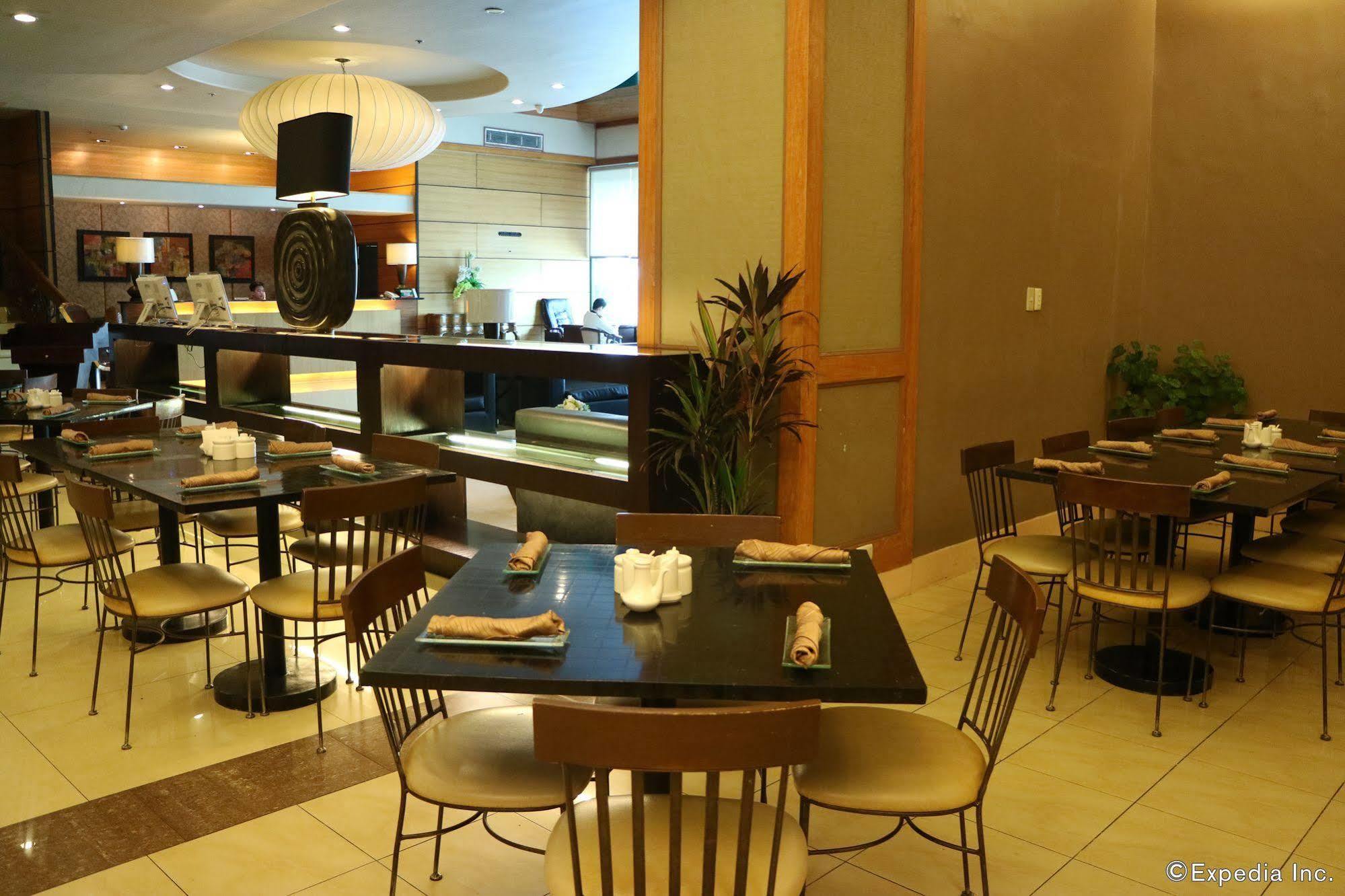Iloilo Business Hotel Bagian luar foto
