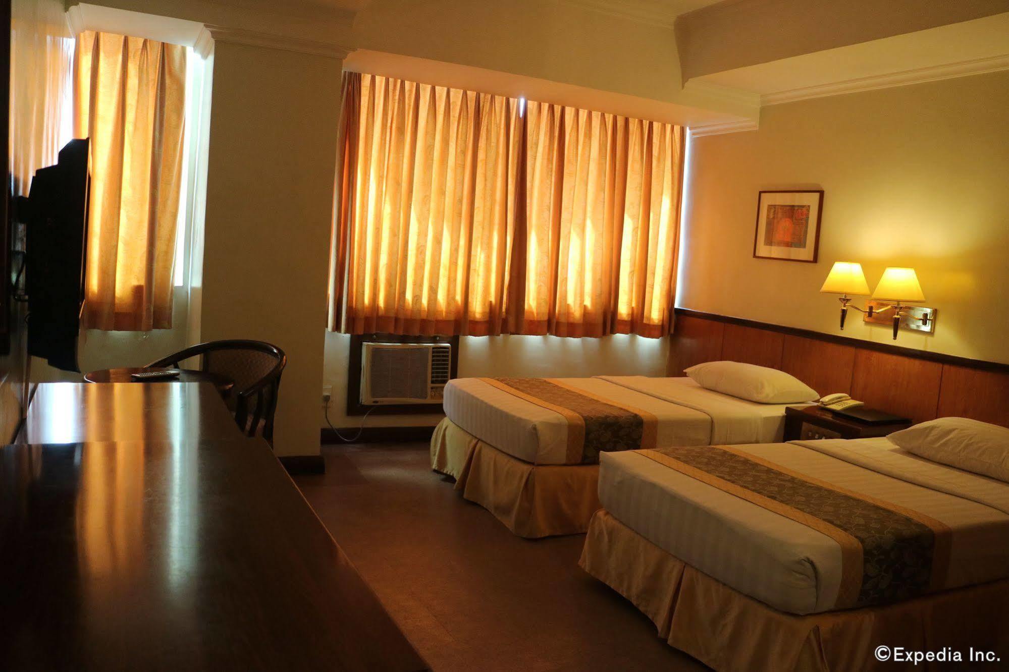 Iloilo Business Hotel Bagian luar foto