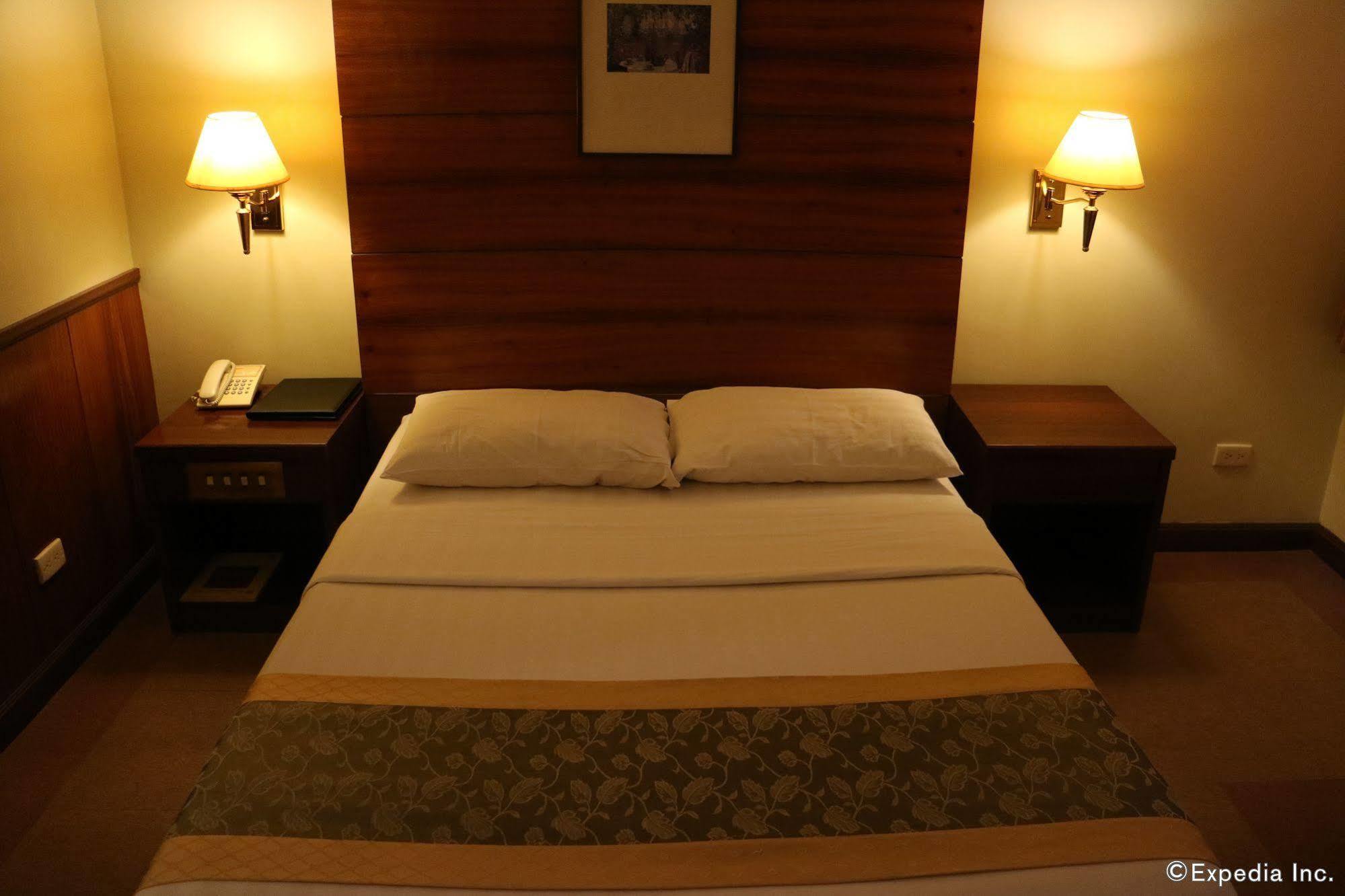 Iloilo Business Hotel Bagian luar foto