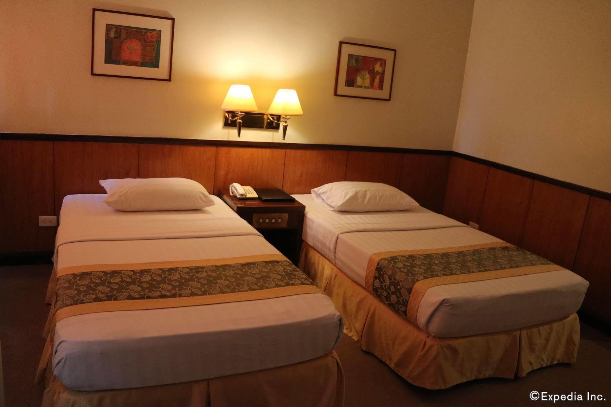 Iloilo Business Hotel Bagian luar foto