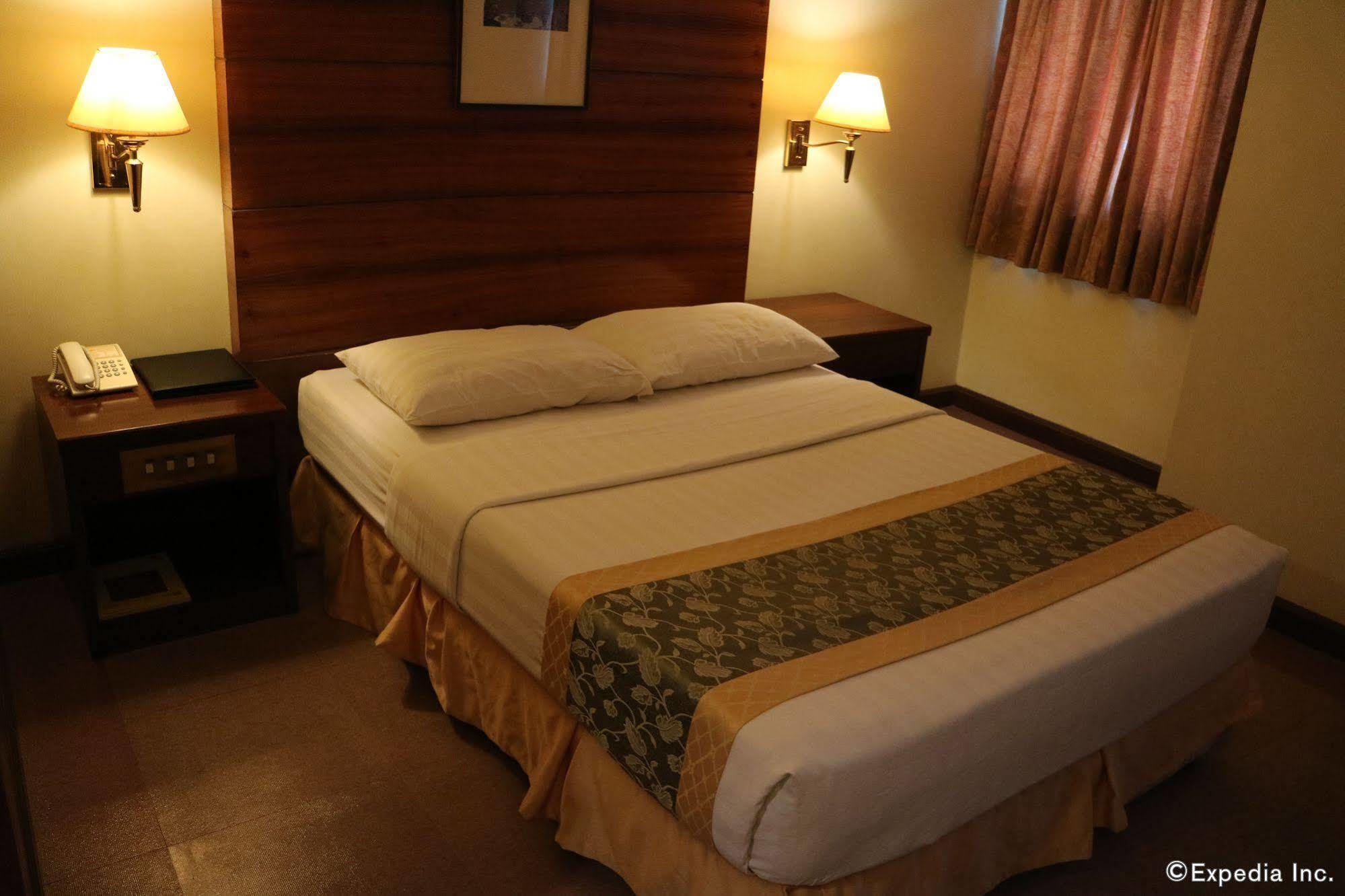 Iloilo Business Hotel Bagian luar foto