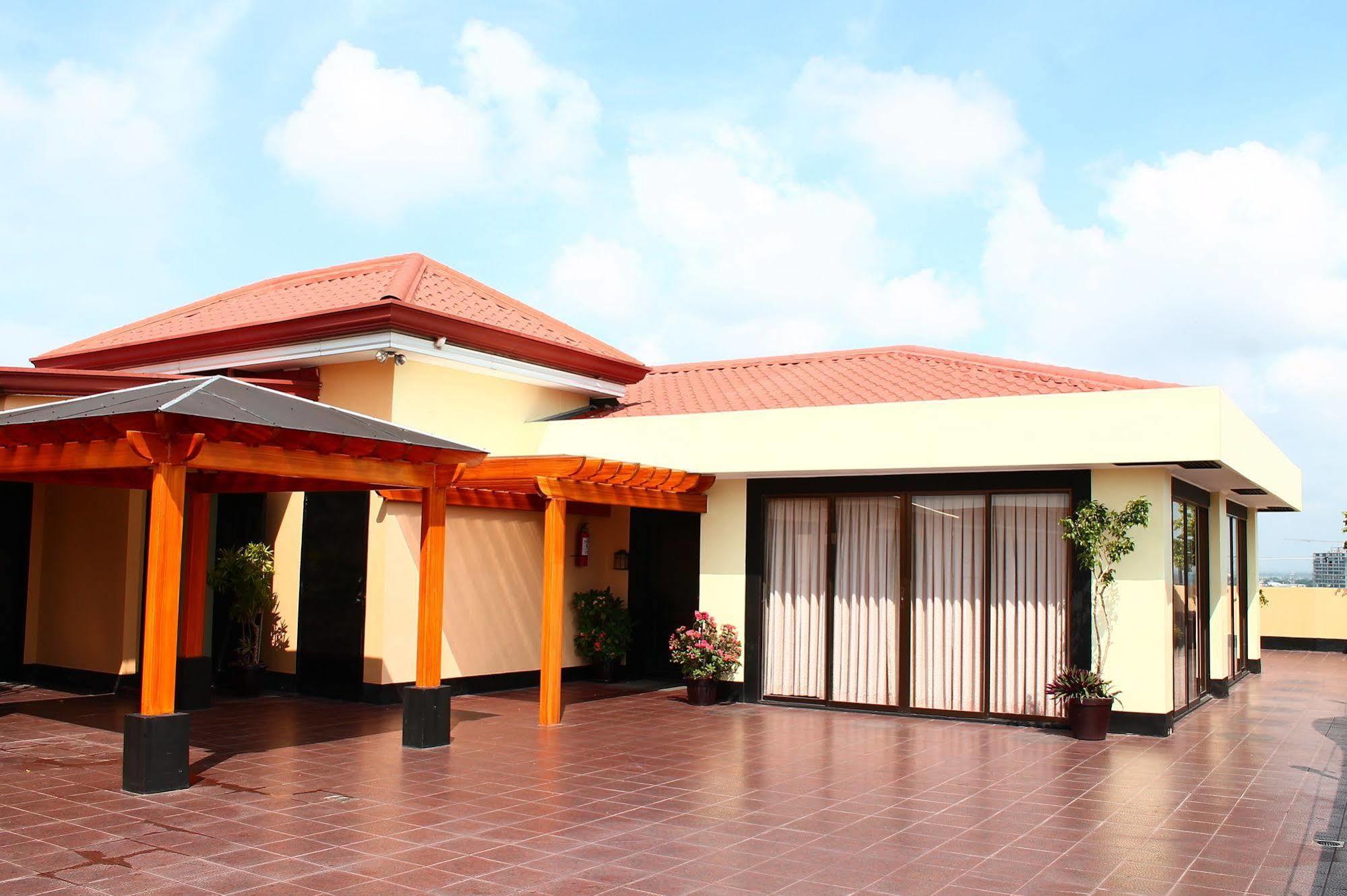 Iloilo Business Hotel Bagian luar foto