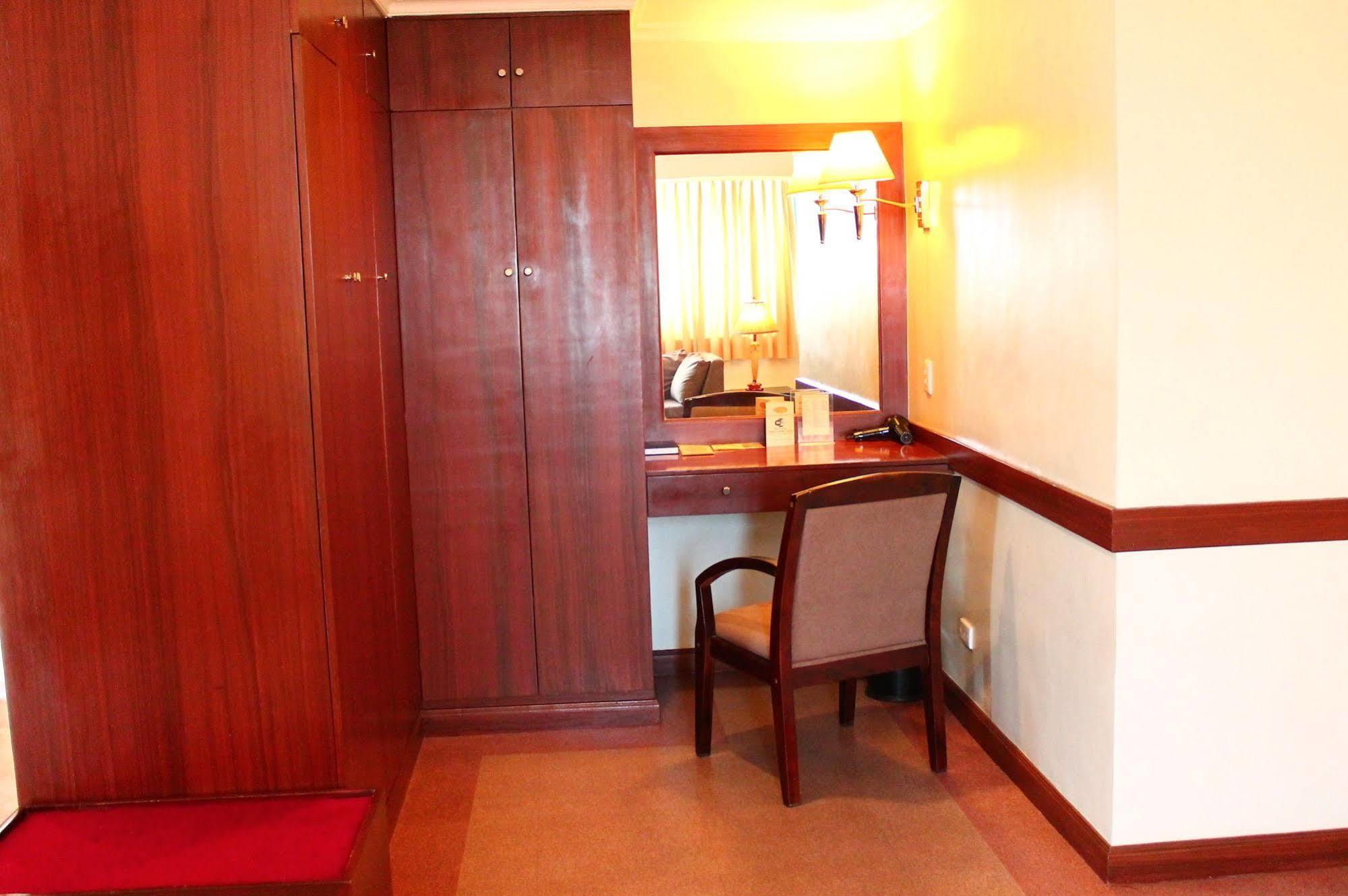 Iloilo Business Hotel Bagian luar foto